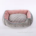 Доступная экологичная кровать с мягким домашним животным.